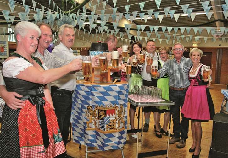 Fassanstich in der Ludwig-Fett-Halle. Das 1. Oberdreeser Oktoberfest ist eröffnet. Stein