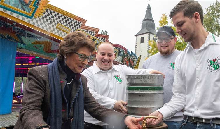 Fassanstich mit Hindernissen: Bürgermeisterin Renate Offergeld und Junggesellen-Präsident Dennis Krupp (rechts) eröffneten die „größte Kirmes im Ländchen“. Foto: JOST
