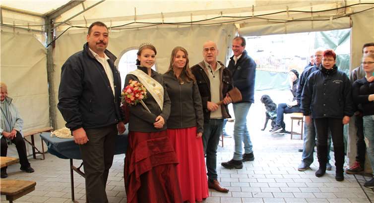 Fassanstich: v.L. Dirk Beckenbach (1. Vorsitzender), Bartholomäus Marktkönigin Laura Lotz, Janine Kornapp (Page), Stadtbürgermeister Berny Abt, Hans-Jörg Elbert (2.Vorsitzender). MFU