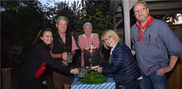 Fassanstich (v.li.) Vorsitzende Astrid Fassbender, Karl Heinz Joisten Vorsitzender Brauchtumsverein, Rainer Fassbender Ehrenschuldheiß, Sabine Wiersberg, Lars Klier Kommandant.Eich