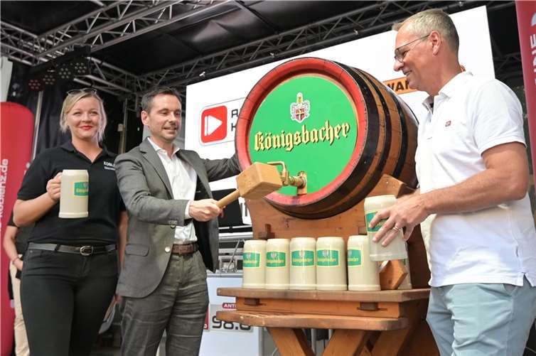 Fassanstich zur Eröffnung: (v.l.) Miriam Schuff (Citymanagerin Koblenz), Oberbürgermeister David Langner und Detlev Port (Bitburger Braugruppe GmbH) Fotos: SCH