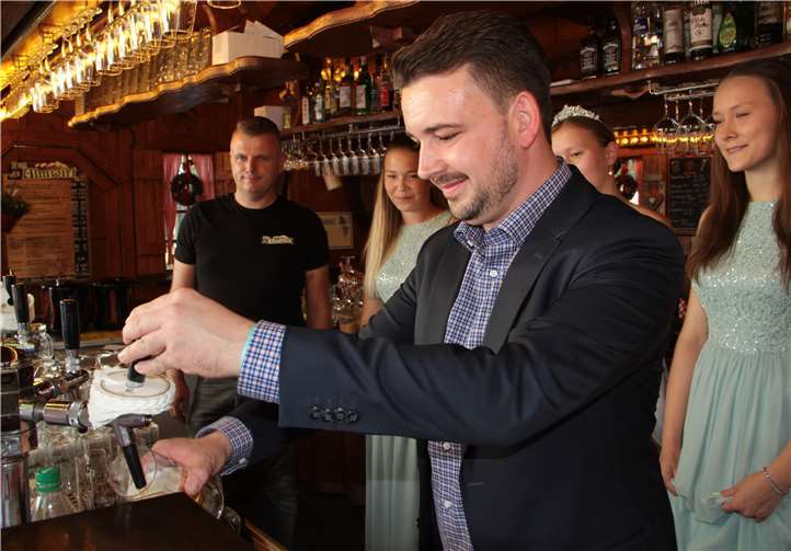 „Fassbier anzapfen“mit Oliver Krügel, dem neuen Stadtchef von Bad Ems. Fotos: MFU