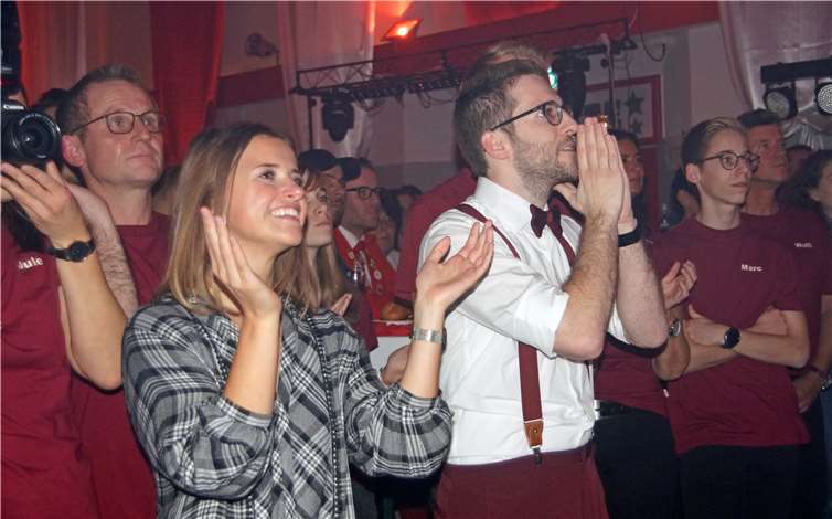 Das Geheimnis um die Prinzenpaare gelüftet Fassungslos folgten die zukünftigen Tollitäten Laura Letschert und Bastian Dillenburg dem für sie inszenierten Bühnengeschehen.Fotos: MIH