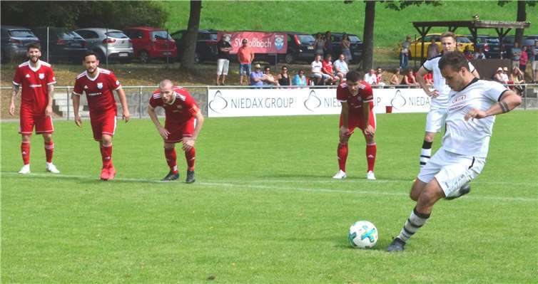 Fassungslos schauten die Roßbacher Spieler zu,wie ein Ellinger den Elfmeter in ein Tor verwandelte.