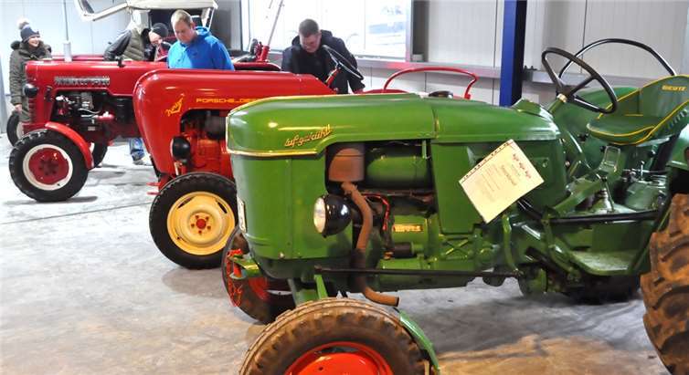 Fast 10 Oldie-Traktoren glänzten um die Wette.