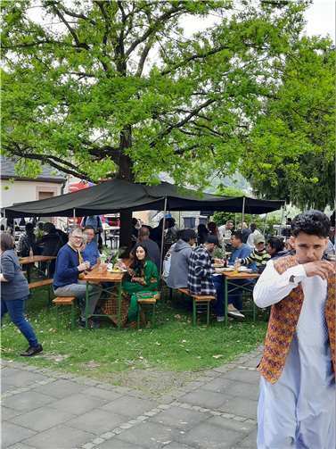Fast 100 Menschen kamen im Pfarrgarten zum Zuckerfest zusammen. Quelle: Kirchengemeindeverband Maifeld-Untermosel