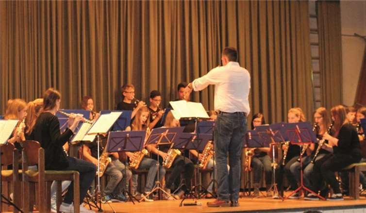 Fast 100 Schülerinnen und Schüler musizierten unter der Leitung von Jörg Israel, Joachim Schmitz und Daniel Kendel beim 16. Frühlingskonzert der Realschule plus und Fachoberschule Untermosel.privat