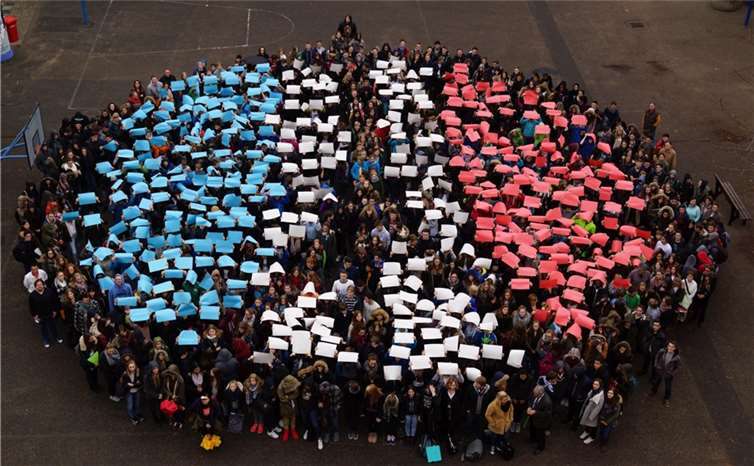 Fast 1000 Schülerinnen und Schüler bildeten das aus dem Internet bekannte „Peace for Paris“-Symbol des amerikanischen Künstlers Jean Jullien nach. privat