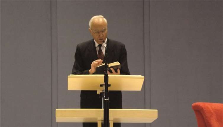 Fast 1700 Personen hörten den Vortrag von Richard Kelsey, Gastredner aus dem zentraleuropäischen Zweigbüro der Zeugen Jehova.privat
