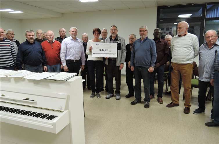 Fast 1.900 Euro konnten übergeben werden.Fotos: privat