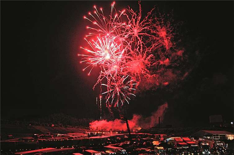 Fast 20 Minuten erleuchtete auch in diesem Jahr ein gigantisch, pyrotechnischer Sternenhimmel die Trucker-Nacht.