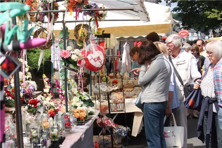 Fast 200 Händler bieten fast alles, was das Herz begehrt.  Foto: Volker Thehos