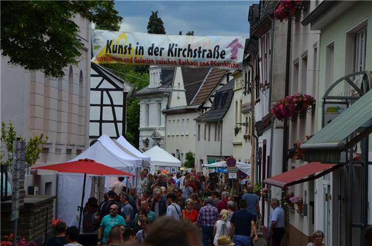 Fast 200 Künstlerinnen und Künstler, Kunsthandwerkerinnen und Kunsthandwerker, Galerien und Künstlergruppen verwandeln die Remagener Innenstadt in eine große Stadtgalerie, die zum Bummeln und Genießen einlädt. Foto: Stadt Remagen