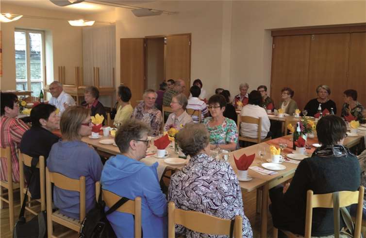 Fast 3 Stunden - ein lebhafter Gedankenaustausch Ehrenamtliche aus 19 caritativen Projekten trafen sich im Pfarrzentrum Zell. privat