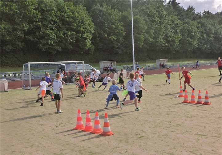 Fast 30 Nachwuchskicker der F 1- und F 2-Junioren waren sehr eifrig bei der Sache, als das DFB-Mobil wieder einmal in Ochtendung Station machte.