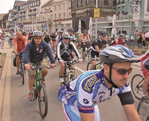 Fast 300 Teilnehmer starteten, mit schwarzem Trauerband am Arm, zur „Tour de Nazmi“. -MKA-