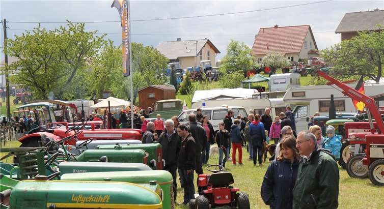 Fast 300 historische Fahrzeuge lockten wieder zahlreiche Besucher in den Taunusort.WW