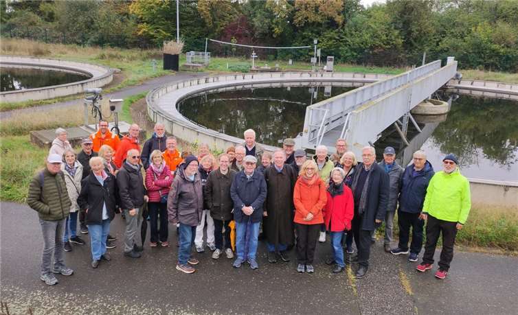 Fast 40 Mitglieder des Meckenheimer Bürgervereins nutzten am 08.10.25 die Gelegenheit, sich aus fachkundigem Mund über die Methoden der modernen Abwasserreinigung in der Kläranlage Rheinbach zu informieren. Foto: privat