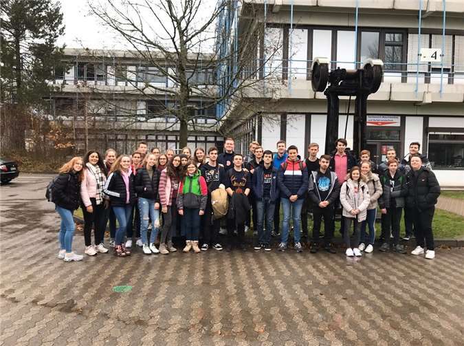 Fast 40 Schüler aus Bendorf fuhren zum Tag der Physik nach Kaiserslautern. Foto: privat