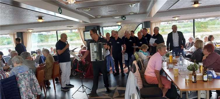 Fast 400 bestens gelaunte Schängelscher machten sich auf den Weg mit dem Fahrgastschiff Stadt Vallendar nach Boppard und zurück. Foto: MGV 1882 St. Sebastian