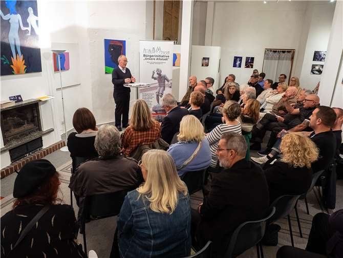 Fast 50 Altstädterinnen und Altstädter repräsentierten dabei fast alle Straßen, Gassen und Plätze der Koblenzer Altstadt, vom Kastorviertel bis zur Weisser Gasse und füllten den Raum des Koblenzer Kunstvereins im Altenhof bis auf den letzten Platz. Foto: Hermann Schäfer