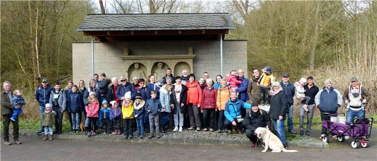 Fast 50 Erwachsene und Kinder trafen sich bei freundlichem Aprilwetter beim Tumulus und Nischengrabmal am Sportplatz. Foto: privat