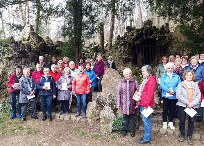 Fast 50 Frauen machten sich bei herrlichem Frühlingswetter auf den Weg zum Adenauer Kreuzweg auf dem Kirchberg. Quelle: kfd Adenau