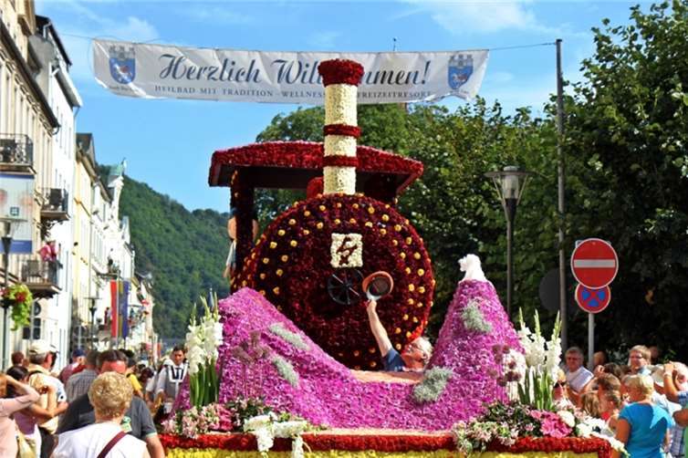 Fast 50 Prozent mehr Bustouristen und ein absoluter Hitzerekord – der Blumenkorso 2015. 1,5 Millionen Dahlien waren auf den 25 Motivwagen zu sehen. BMV