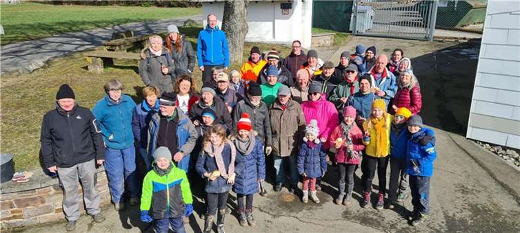 Fast 50 engagierte Mitbürgerinnen und Mitbürger aus Dohr, darunter viele Kinder, waren dem Aufruf der Gemeinde gefolgt. Foto: privat