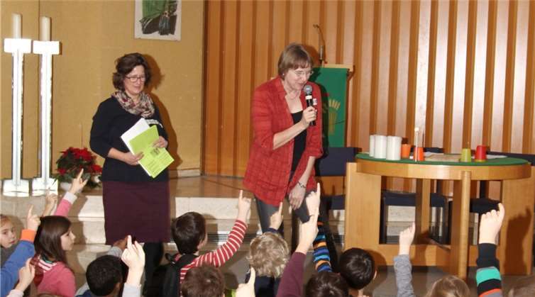 Fast 60 Grundschulkinder beschäftigten sich unter fachkundiger Anleitung spielerisch mit der Bibel.privat