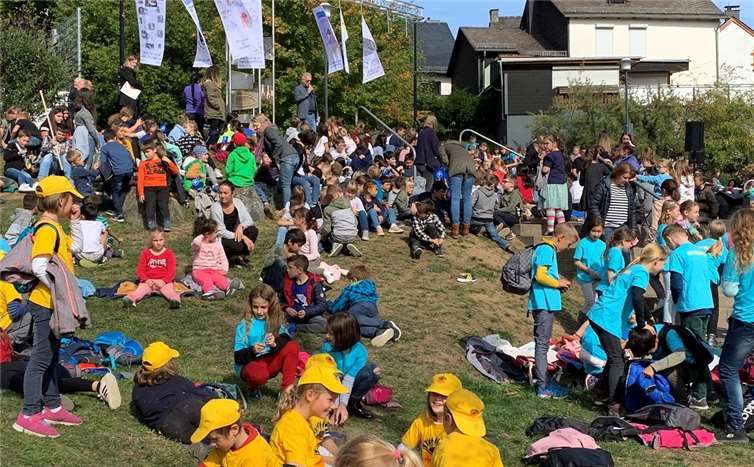 Fast 600 Kinder traten auf dem Platz der Kinderrechte in Höhr-Grenzhausen für „ihre“ Rechte ein.