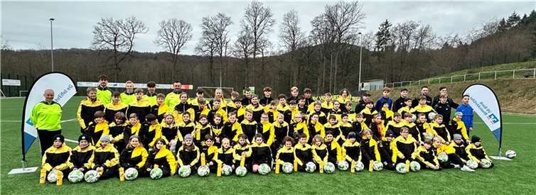 Fast 80 Kinder im Alter von 6-15 Jahren nahmen am 7. Fußballcamp in Wehr teil.  Foto: Helmut Seiwert.