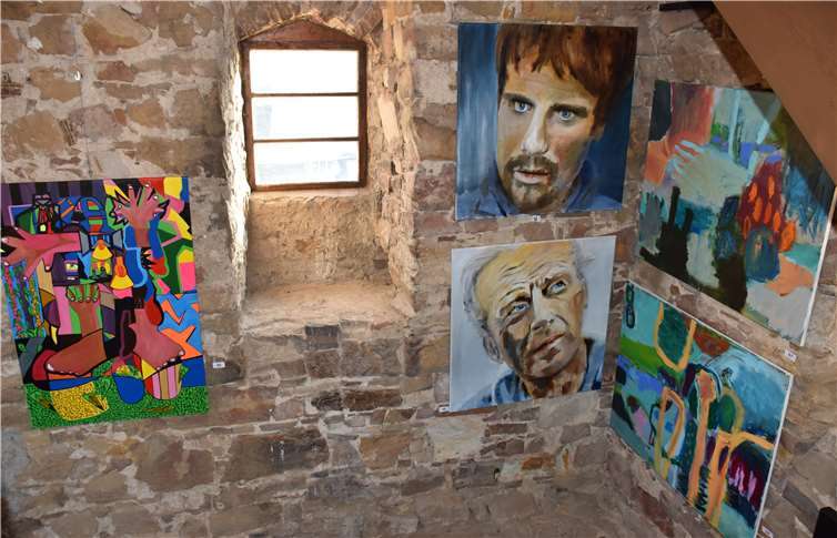 Fast 80 Kunstwerke sind an den Wochenenden noch bis zum 15. Dezember im Dierdorfer Uhrturm zu sehen.Fotos: HEP