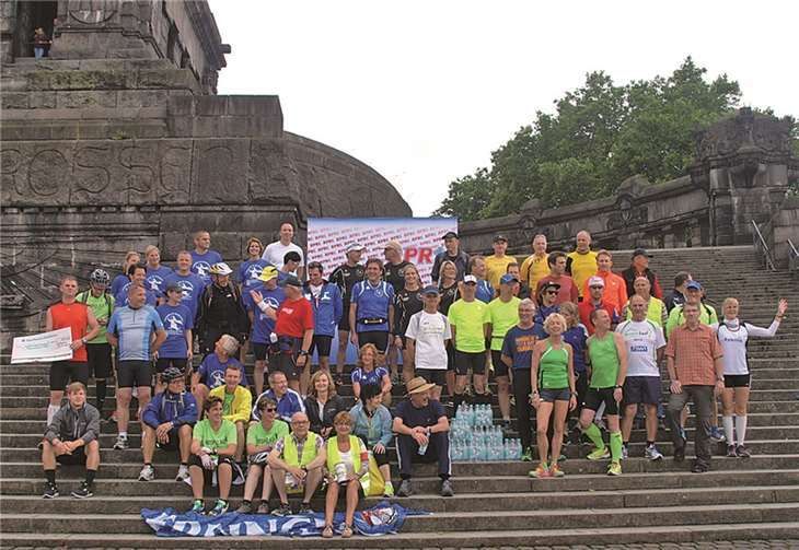 Fast 80 Läufer und zehn Radfahrer machten sich am Deutschen Eck zum Start des elften Hospizlaufs bereit. US