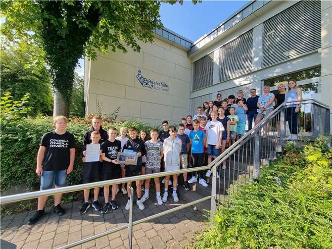 Fast 90 Teilnehmende der Realschule plus Cochem radelten insgesamt 18.096 Kilometer. Fotos: Kreiswerke Cochem-Zell