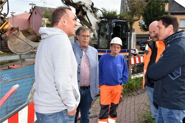 Fast „Auf der Pütz“ angekommen. Peter Wilkes, Klaus Bell, Mitarbeiter des Bauunternehmens und Jörg Vogt, VG Pellenz, machten sich vor Ort ein Bild vom Fortschritt der Arbeiten. Foto: C. Schlüter