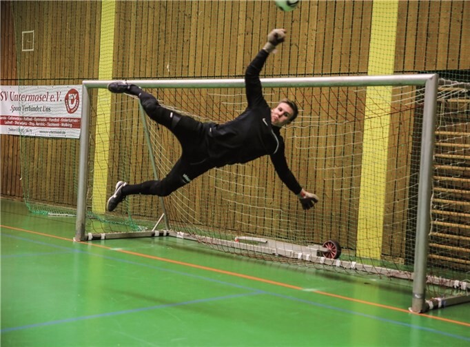 Fast akrobatisch waren die Leistungen der Torwarte, die sich bemühten, den Ball abzuwehren.