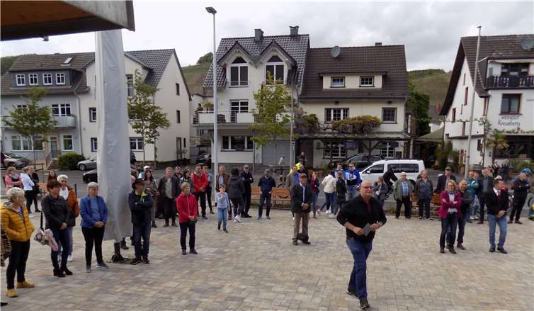 Fast alle Dernauer Vereine, Gastronomen und Bürger waren auf dem Weinbrunnenplatz vertreten.Fotos: privat