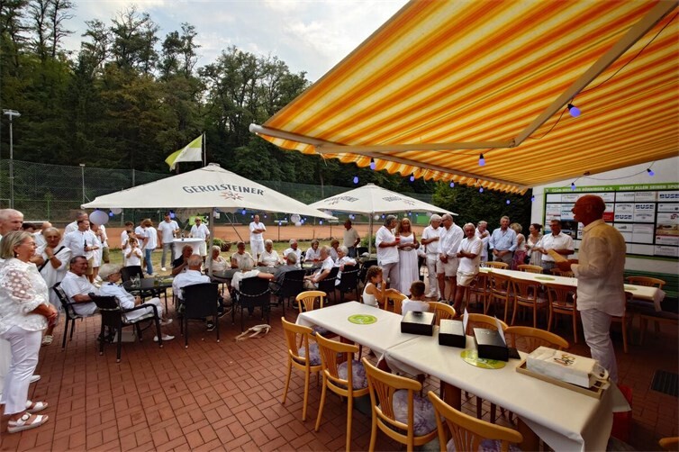 Fast alle Gäste folgten dem Motto des Abends und kamen weiß gekleidet zum Sommernachtsfest des TC Bad Hönninigen, bei dem auch einige Mitglieder für ihre langjährige Vereinszugehörigkeit geehrt wurden.