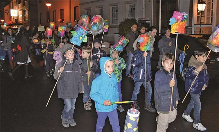 Fast alle Oberwinterer Kinder hatten ihre Martinslaternen selbst gebastelt. AB
