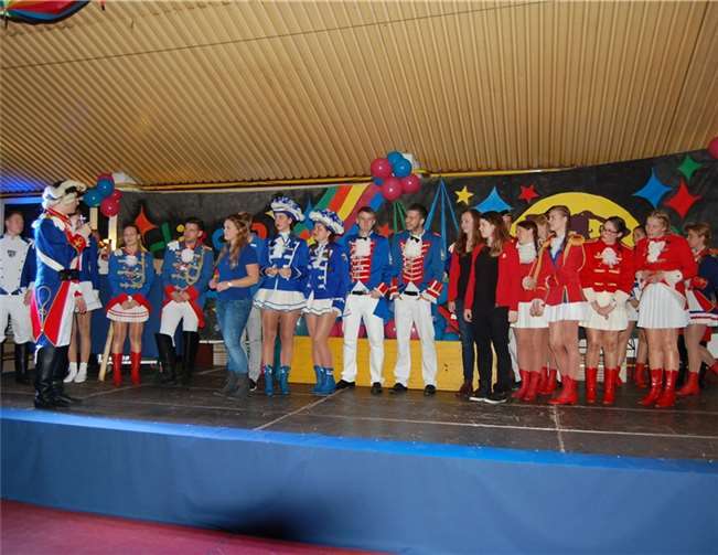 Bunte Uniformen und kölsche Melodien Fast alle Orte der Region schickten ihre Abordnungen oder gar komplette Korporationen.