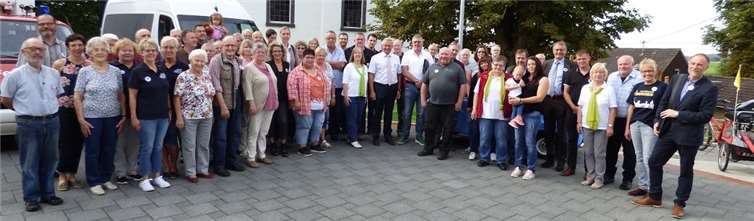 Fast alle gingen auch bei der Begehung durch den Ort mit.UP