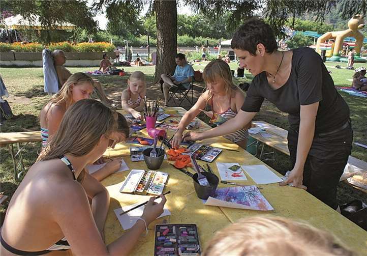 Fast ausschließlich Mädchen umringten indes die Tische, an denen Künstlerin Franca Perschen vom Arp Museum Bahnhof Rolandseck zum Malen mit Aquarell und Pastellkreise einlud.