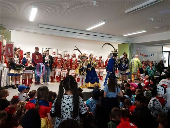 Fast die komplette Schülerschar war verkleidet in die Schule gekommen. Fotos: privat