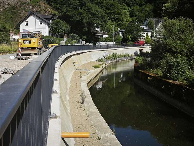 Hochwasser der Wied soll für die „ewige Baustelle“ in Altwied gesorgt haben Fast drei Jahre Bauzeit für diese Stützmauer in Altwied.  Fotos: HEP
