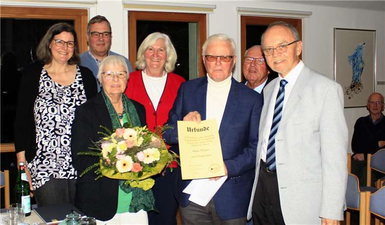 Fast drei Jahrzehnte führte Hans Thelen die Geschicke des Heimatvereins Niederbachem. Dafür wurde er jetzt zum Ehrenmitglied ernannt. Für Ehefrau Angela Thelen gab es als Dank für die Unterstützung des Engagements ihres Mannes einen Blumenstrauß. Foto: privat