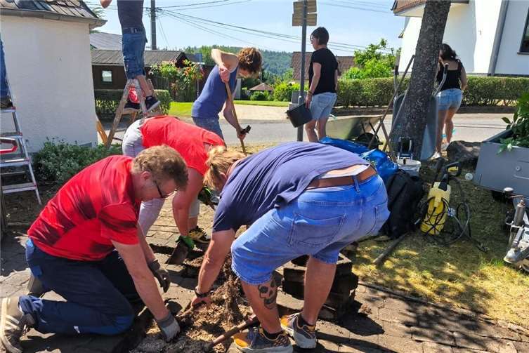Fast ein Viertel der knapp 80 Einwohner von Goldscheid versammelten sich am Samstag, 21. Juni, um Verschönerungs- und Reparaturarbeiten in ihrem Dorf zu tätigen.