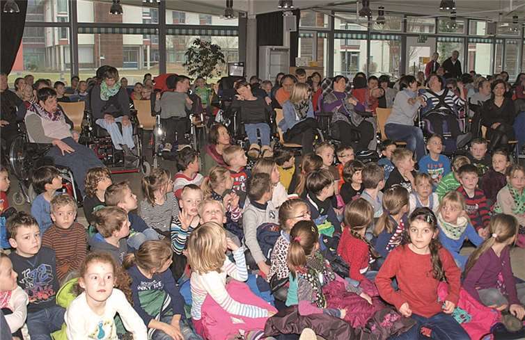 Fast einhundert Kinder der Grundschule in Kettig, dazu Betreuer, Menschen mit und ohne Behinderung und Lehrer waren zur Vorlesung gekommen.