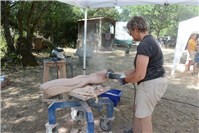 Fast fließende Formen nimmt der Stein an.