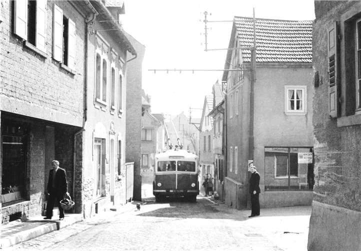 Fast lautlos ist der Obus des Typs KM 130 der Münchner Firma Krauss-Maffei vor 70 Jahren in Weis unterwegs.